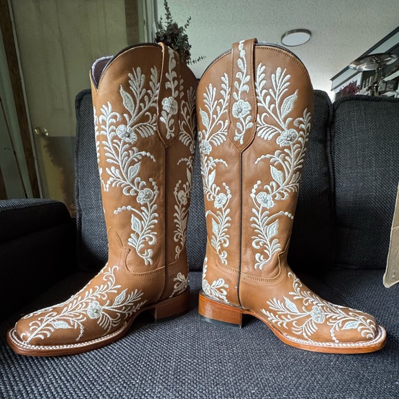 Elegant Rock’em Embroidered Cowgirl Boots - Picture 1 of 6